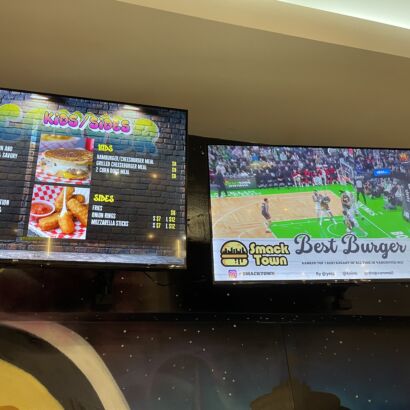 digital-menus-fast-food-smack-town-burgers-over-the-top-screen